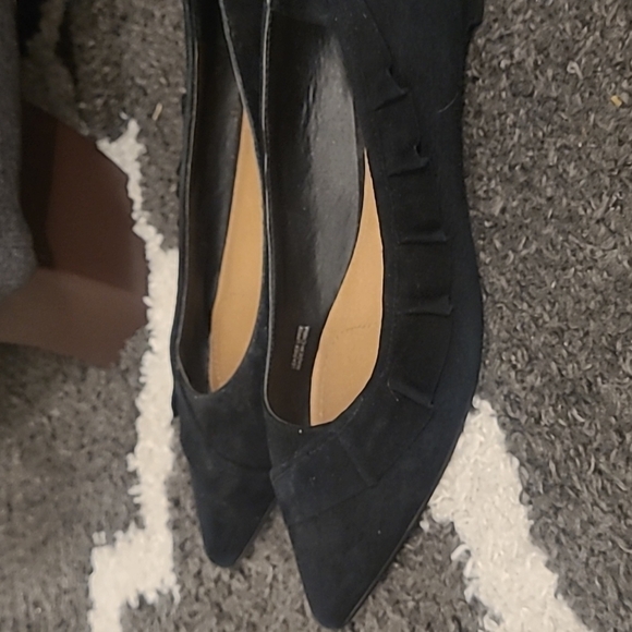 Tahari pioneer black ruffle suede point toe flats sz 9.5 SH82 - Picture 3 of 7